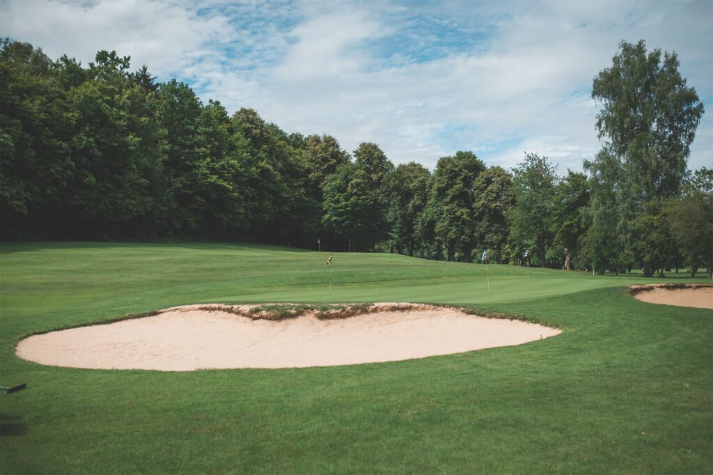 Ein leerer Golfplatz mit einer Sandgrube im Vordergrund